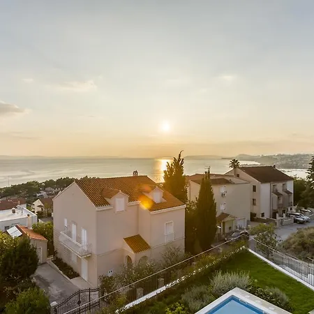 Elena Villa